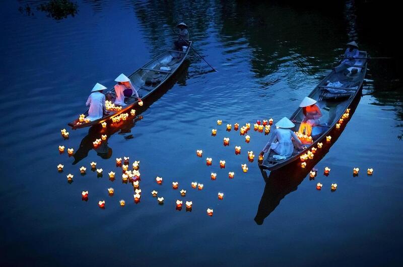 Thả đèn hoa đăng trên sông Hoài